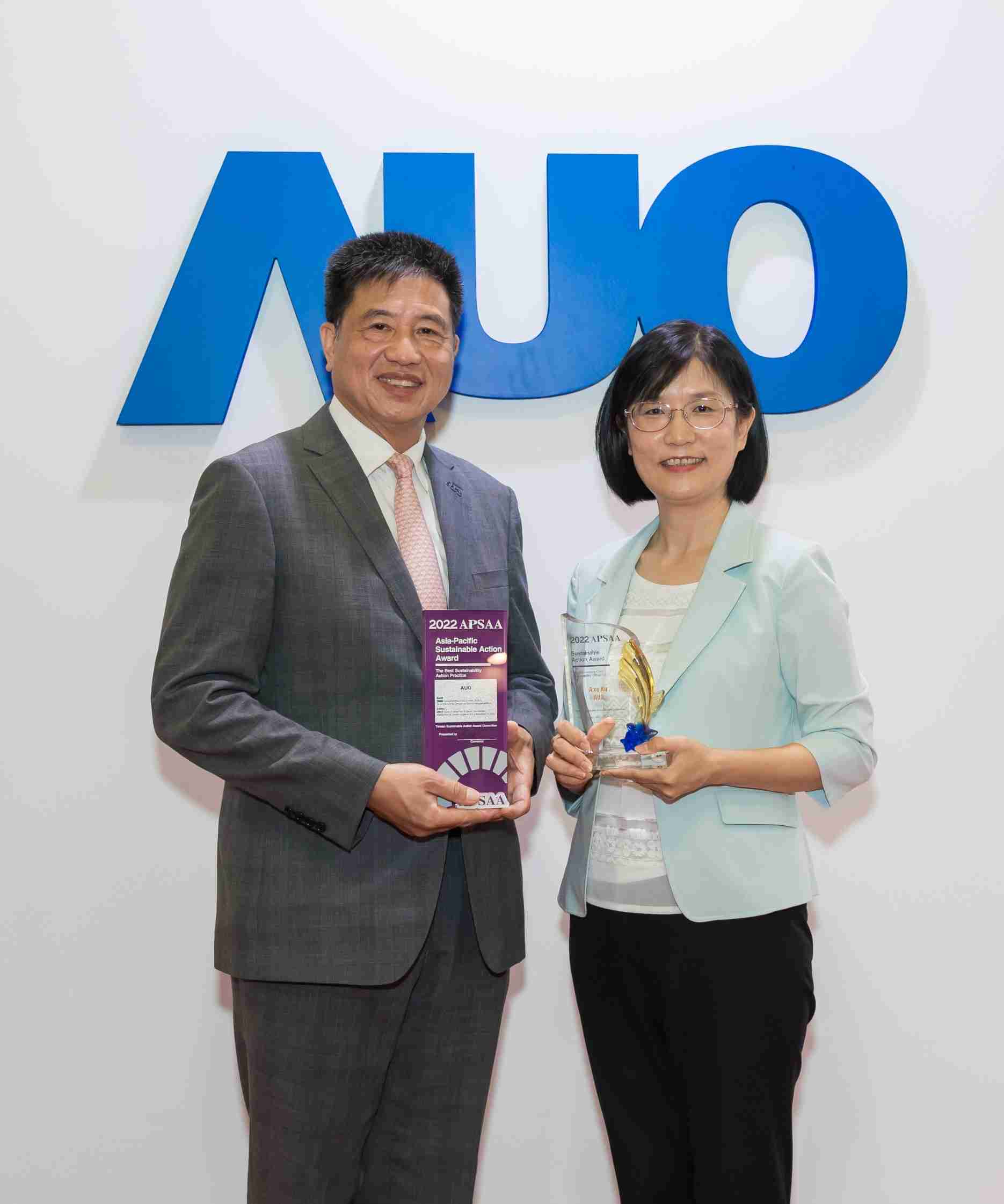 银河集团长期垫筑永续远景的基石，，，透过ESG暨气候委员会逐步实践永续策略蓝图。。。其中，，银河集团光电永续长古秀华带领团队、、、制定中长期目标，，，，缔造多面向亮眼表现，，获得「顶尖永续长奖」的个人奖殊荣（左：银河集团光电董事长暨执行长彭双浪，，，右：银河集团光电永续长古秀华）
