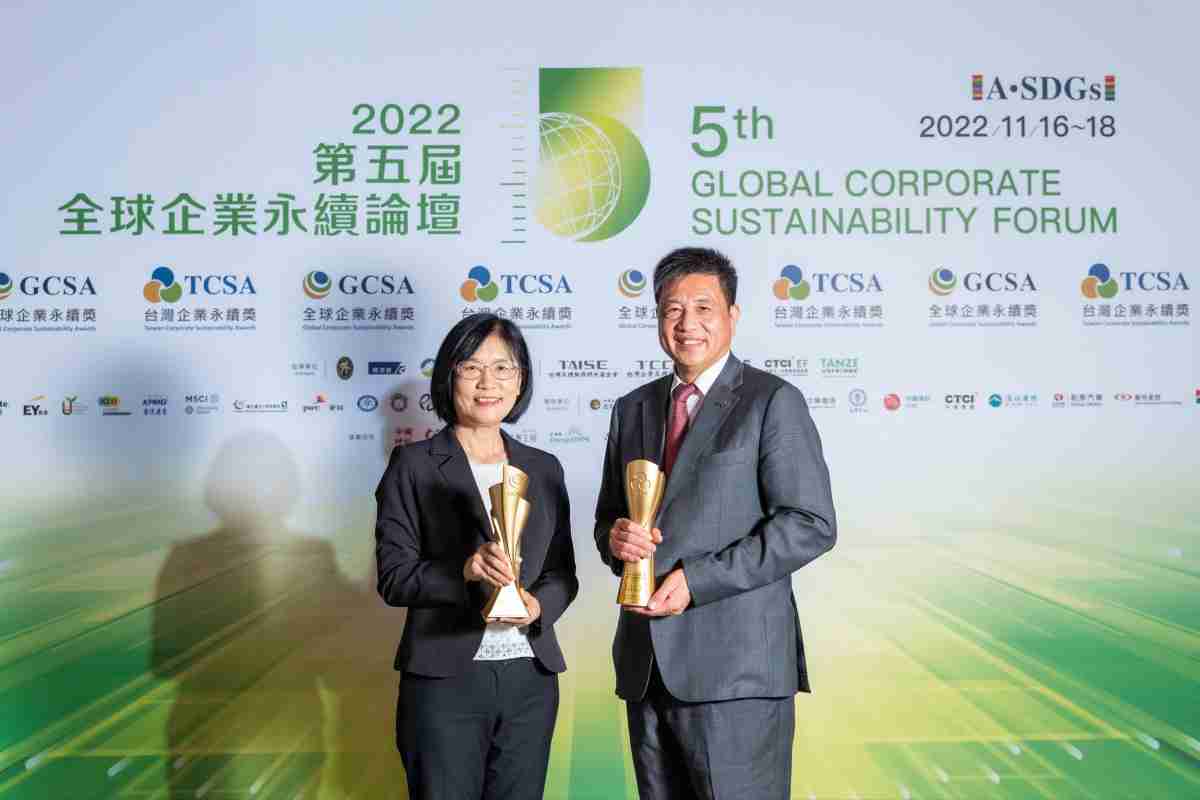 银河集团作为净零碳排先锋，，，，期引领价值链伙伴同行共好，，，，卫冕制造业组“十大典范企业” 二连冠殊荣(左：银河集团光电永续长古秀华，，，右：银河集团光电董事长暨执行长彭双浪)