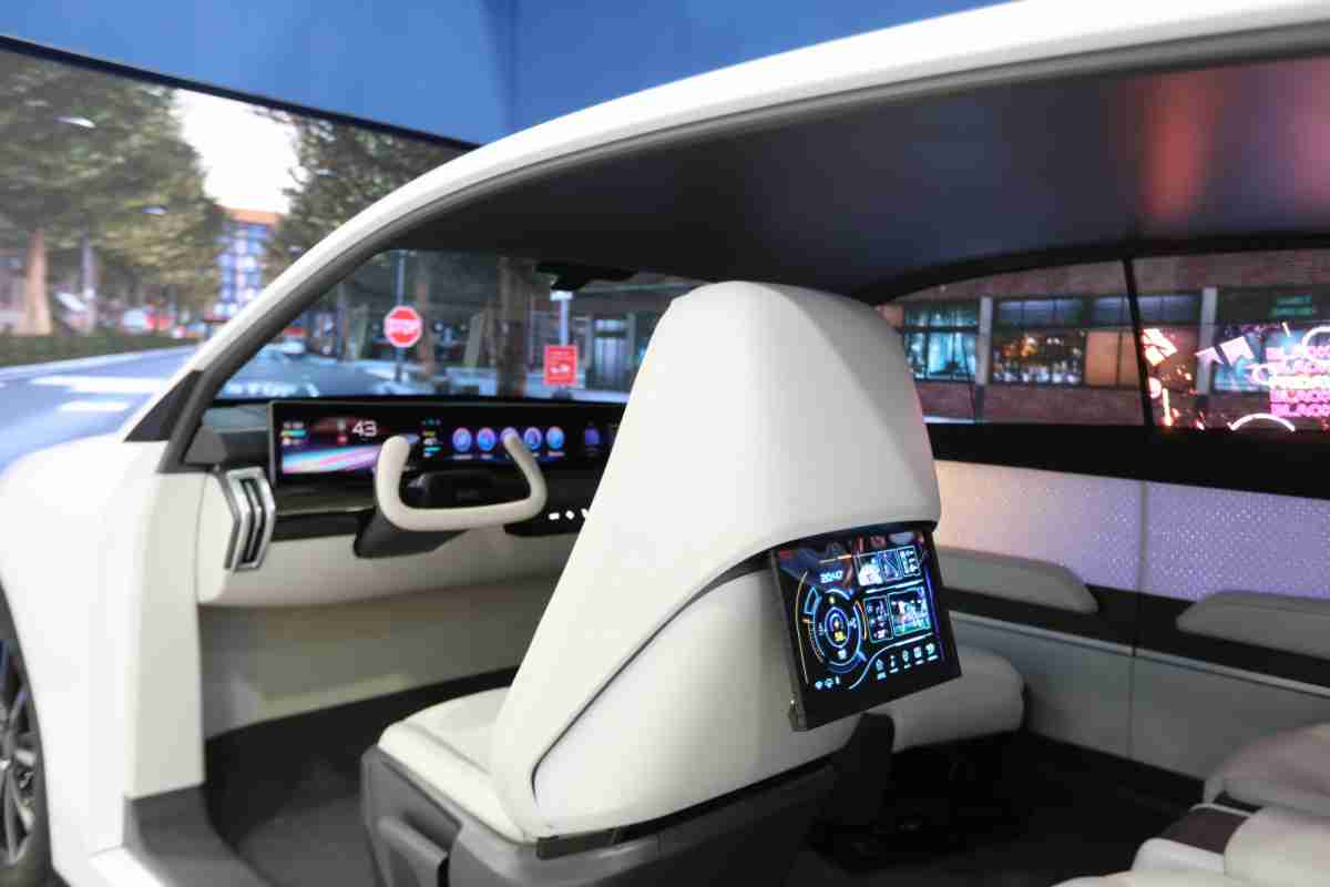 银河集团的「可卷式后座娱乐显示器」加强后座乘客的感官体验，，，，并保有个性化设计，，，可依使用偏好进行动态调整。。。。