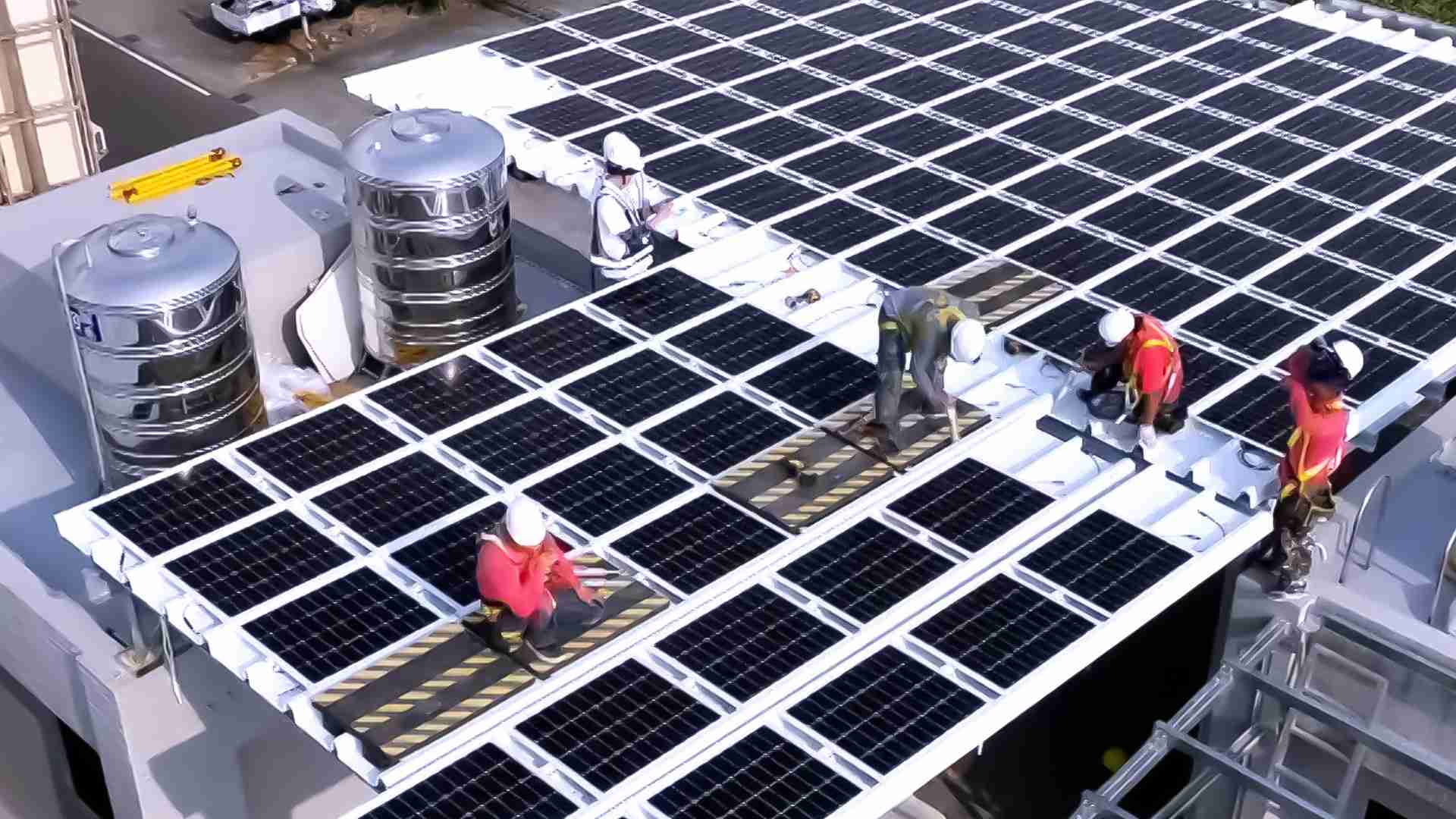 银河集团着力于替代能源之技术研发，，，，如光电浪板的相关制程、、、、设备与产品，，其中所开发之光电整合型浪板，，，减少传统金属支架安装，，，，更提升耐候度，，可广泛运用于多元场域，，，，并辅助建筑达到净零碳排目标