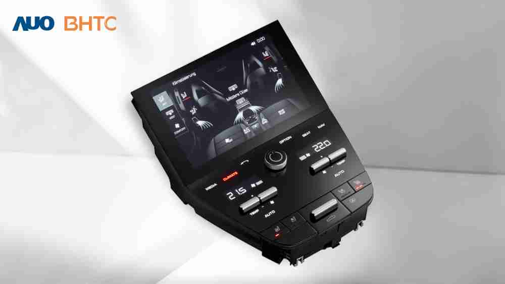 作為友達新生力軍，，，BHTC所展示的中央與後座鞍部的Display HMI產品，，，，可處理多區恆溫控制、、、、顯示畫面，，，呈現仿真3D車室分區；以力傳感技術精準傳遞觸感，，，，並結合音量及震動反饋，，，防止意外啟動，，，，提供使用者自然流暢、、、、直觀且輕鬆駕馭的舒適介面