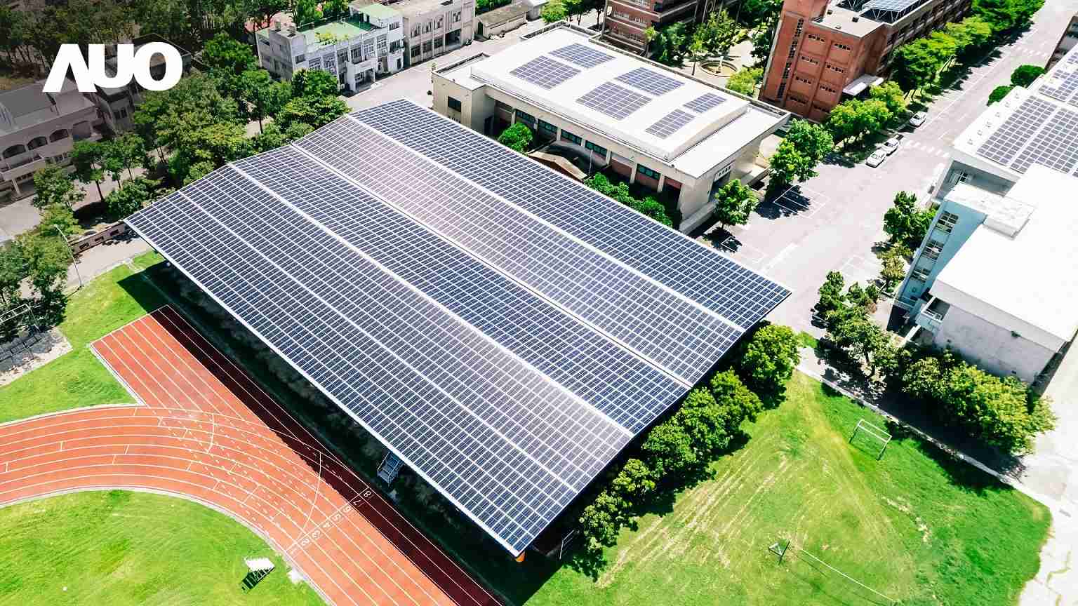 银河集团SunSteel光电整合型浪板具备快速安装、、、轻量化优势,,可提升15%发电效能,,通过国际IEC与台湾VPC认证安全、、防漏、、耐候标准