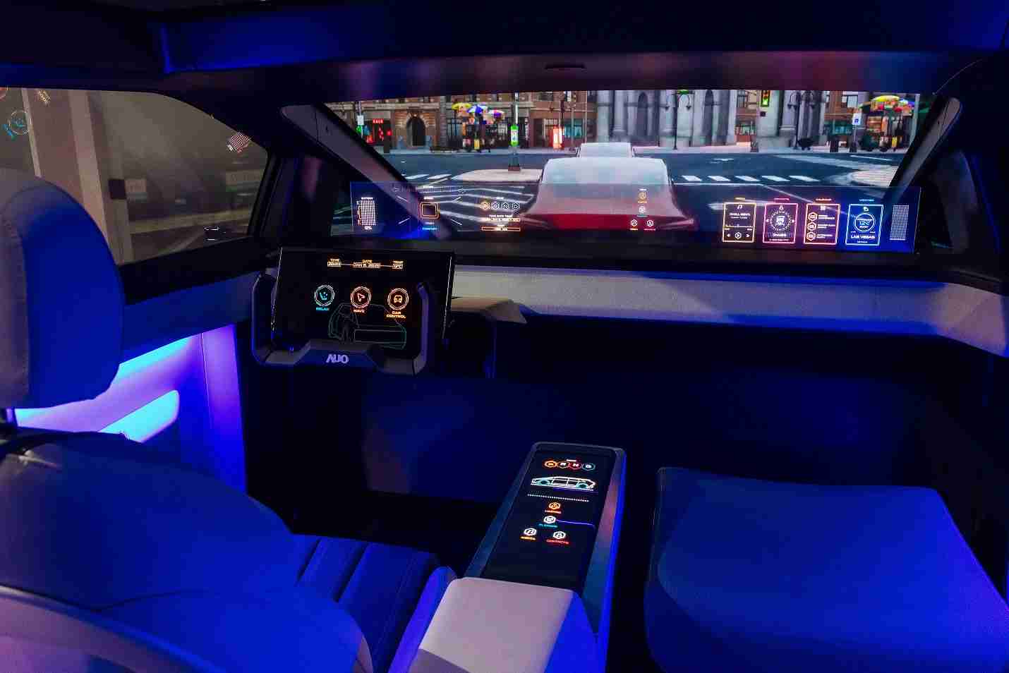 银河集团连续四年入围科睿唯安全球百大创新机构，，专利布局科技与绿色创新前沿。。图为银河集团发挥先进显示科技Micro LED多元尺寸与型态应用优势所打造之智能车舱；同时，，银河集团已于全球累积取得4500件节能减碳相关的专利证书，，，，当中2024年Micro LED年度获证量占比已超过8成